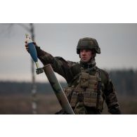 Un légionnaire du 2e régiment étranger d'infanterie (2e REI) charge un obus dans le tube d'un mortier de 81 mm léger long renforcé (LLR) à Tapa, en Estonie.