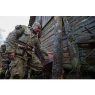 Un instructeur estonien donne un cours sur le bivouac à des soldats français en forêt de Järvama, en Estonie.