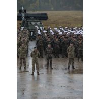 Rassemblement des soldats français et britanniques à Tapa, en Estonie.