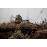 Des soldats britanniques tiennent une position sur le champ de tir de Tapa, en Estonie.