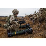 Un soldat britannique tient une position avec son fusil d'assaut L85 sur le champ de tir de Tapa, en Estonie.