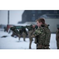 Un soldat britannique manipule un lance-patates lors du Potato challenge à Tapa, en Estonie.