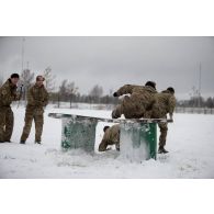 Des soldats britanniques franchissent des obstacles lors du Potato challenge à Tapa, en Estonie.