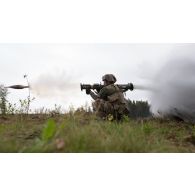 Un légionnaire du 2e régiment étranger d'infanterie (2e REI) tire au lance-roquettes anti-tank 4 confined space (AT4 CS) sur le champ de tir de Tapa, en Estonie.