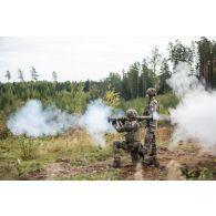 Un légionnaire du 2e régiment étranger d'infanterie (2e REI) tire au lance-roquettes anti-tank 4 confined space (AT4 CS) sur le champ de tir de Tapa, en Estonie.