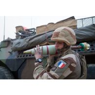 Préparation d'un projectile d'exercice pour une séquence de tir de mortier depuis la PFDR (plateforme désert relai) de Kidal.