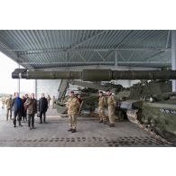 Présentation des engins blindés britanniques du King's Royal Hussars et du Corps of Royal Engineers aux ambassadeurs de l'OTAN à Tapa, en Estonie.