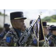 Portrait du porte-drapeau du Service militaire adapté (RSMA) lors d'une cérémonie de présentation au drapeau à Saint-Jean-du-Maroni, en Guyane française.