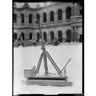 Lance-bombes allemand avec sa boite à munitions exposé dans la cour des Invalides. [légende d'origine]