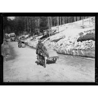 Lac Noir, side-car américain pour le transport des blessés. [légende d'origine]