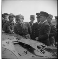 Présentation d'une chenillette d'infanterie aux élèves officiers.