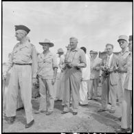 Les membres de la mission militaire américaine en visite à Bac Ninh.