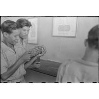 Séance d'instruction sur les mines antipersonnel à l'école des cadres d'Hanoï.