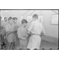 Séance d'instruction pour des élèves de l'école des cadres d'Hanoï.