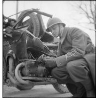 Séance en école de conduite à motocyclette pour un élève-officier.