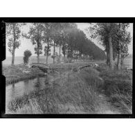 Champ, pont détruit sur le canal latéral de la Meuse. [légende d'origine]