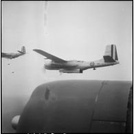 Largage de bombes par des avions Douglas A-26B Invader sur le secteur de Phu My.