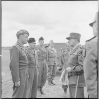 Le général de Lattre de Tassigny en compagnie d'officiers à Vinh Yen.