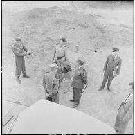 Le général de Lattre de Tassigny et le général de Linarès en compagnie d'autres officiers.