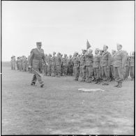 Le général de Lattre de Tassigny, commandant en chef en Indochine, passe les troupes en revue à Vinh Yen.