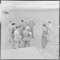 Le général de Lattre de Tassigny en compagnie d'officiers à Vinh Yen.