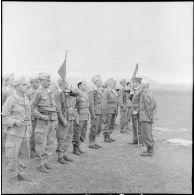 Revue des troupes par le général d'armée de Lattre de Tassigny.