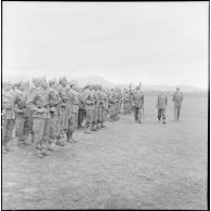 Revue des troupes par le général d'armée de Lattre de Tassigny.