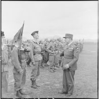 Revue des troupes par le général d'armée de Lattre de Tassigny.