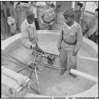 Chargement d'un mortier Brandt de 81 mm par des tirailleurs sénégalais au poste de Vinh Yen.