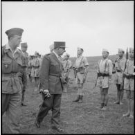 Le général de Lattre de Tassigny passe en revue des troupes viêtnamiennes encadrées par des Français.