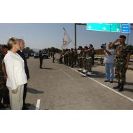 Avant l'inauguration du pont Bailey, construit par les sapeurs du 2e REG (régiment étranger de génie), à Ouadi ez Zeini situé à 25 kilomètres en périphérie sud de Beyrouth, Michèle Alliot-Marie, ministre de la Défense, reçoit les honneurs d'un piquet d'honneur libanais, en présence du ministre de la Défense libanais Elias Murr.