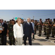 Michèle Alliot-Marie, ministre de la Défense, et son homologue libanais Elias Murr sont accueillis par un piquet d'honneur français lors de l'inauguration du pont Bailey, construit par les sapeurs du 2e REG (régiment étranger de génie), à Ouadi ez Zeini situé à 25 kilomètres en périphérie sud de Beyrouth.