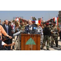 Discours inaugural d'Elias Murr, ministre de la Défense du Liban, devant le pont Bailey, construit par les sapeurs du 2e REG (régiment étranger de génie), à Ouadi ez Zeini situé à 25 kilomètres en périphérie sud de Beyrouth