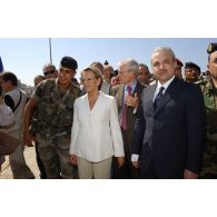 Michèle Alliot-Marie, ministre de la Défense, et son homologue libanais, Elias Murr, en présence de Bernard Emié, ambassadeur de France au Liban, à l'inauguration du pont Bailey, construit par les sapeurs du 2e REG (régiment étranger de génie), à Ouadi ez Zeini situé à 25 kilomètres en périphérie sud de Beyrouth.