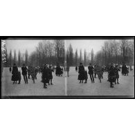 Landau. Palatinat. Soldats français et habitants du pays patinant dans les fossés du fort Gérard. [légende d'origine]