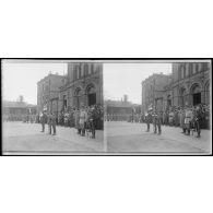 Neustadt. Palatinat. Remise d'un drapeau à la section siamoise d'automobile. [légende d'origine]