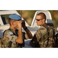 Un militaire du du 6/12e RC (régiment de cuirassiers) en observation aux jumelles devant un VBL (véhicule blindé léger) au cours d'une patrouille.