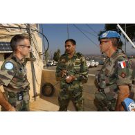 Le général de brigade P. H. Stoltz, REP-France et le lieutenant-colonel O. de Cevins, chef de corps du RMT (régiment de marche du Tchad) et du GTIA 1 (groupement tactique interarmées) discutent avec un officier de liaison du détachement indien de la FINUL, sur la position française de Deir Kifa.