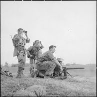 Positionnement des troupes franco-vietnamiennes en bordure du village d'An Lao avec une mitrailleuse lourde au cours de l'opération Méduse.