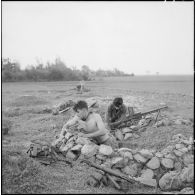 Pendant que les premiers éléments franco-vietnamiens pénètrent dans le village d'An Lao, des parachutistes du 1er bataillon de parachutistes coloniaux (1er BPC) creusent des nids de mitrailleuses.