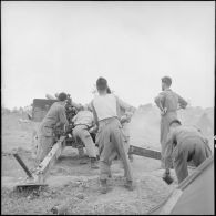 Mise en batterie d'un obusier de 105 mm à La Tinh.