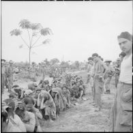 De nombreux suspects ou partisans du Viêt-minh faits prisonniers au cours de l'opération Méduse sont regroupés près du poste de La Tinh sous la surveillance de soldats franco-vietnamiens.