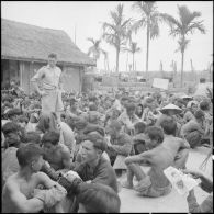 De nombreux suspects ou partisans du Viêt-minh faits prisonniers au cours de l'opération Méduse sont regroupés dans la cour du poste de La Tinh sous la surveillance de soldats franco-vietnamiens, en attendant d'être interrogés.