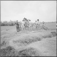 Réparation de la route reliant Haiduong à Cui Loc par le Génie.