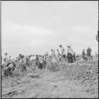 Travaux de refection de la route reliant Haiduong à Cui Loc par des travailleurs vietnamiens sous la surveillance de soldats franco-vietnamiens.