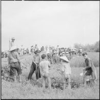 Travaux de refection de la route reliant Haiduong à Cui Loc par des travailleurs vietnamiens sous la surveillance de soldats franco-vietnamiens.