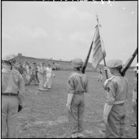 Revue des troupes par le général de Lattre de Tassigny et Tran Van Huu sur le terrain d'aviation de Vinh Yen.