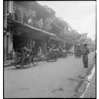 Tirailleurs sénégalais visitant Hanoï en cyclo-pousse.