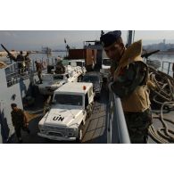 Véhicules embarqués sur une barge de l'armée libanaise sur un quai du port de Beyrouth : Peugeot P4, VAB SAN (véhicule de l'avant blindé sanitaire), camion VTL (véhicule de transport logistique) du 121e RT(régiment du train), camion GBC 180 avec container 20 pieds. Au premier plan, un militaire libanais.