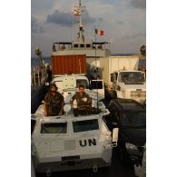 Véhicules embarqués sur une barge de l'armée libanaise sur un quai du port de Beyrouth : VAB SAN (véhicule de l'avant blindé sanitaire), camions VTL (véhicule de transport logistique) du 121e RT(régiment du train), GBC 180 avec container 20 pieds, et GBC 180 lot 7 de dépannage.